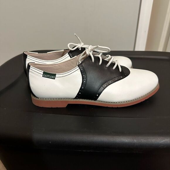 Eastland Women's Sadie Saddle Oxford Shoe - Black/White 11W - Picture 4 of 7